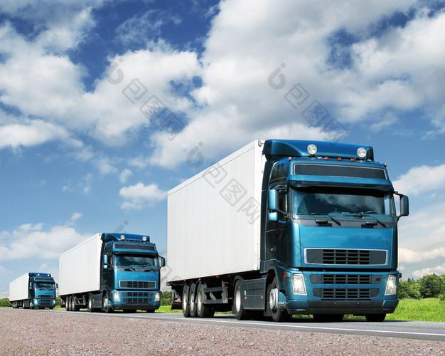 车队的卡车在公路上货物运输的概念高清图片下载-包图网